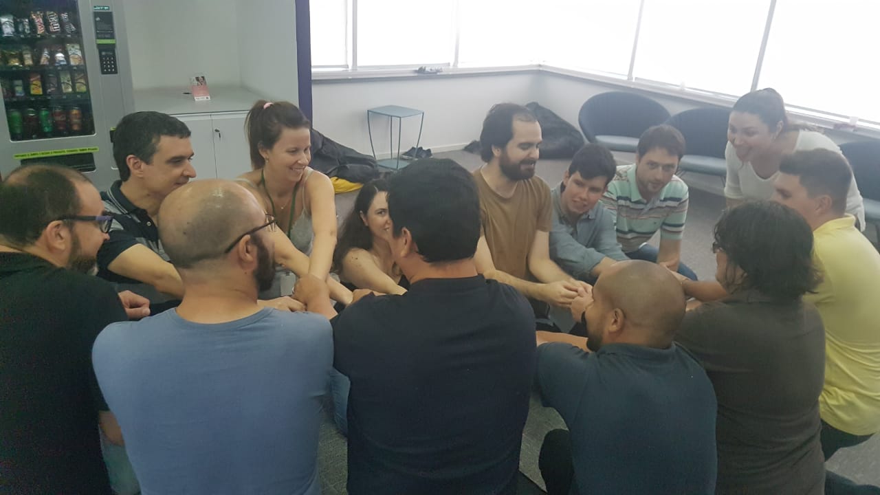 Dinâmica de grupo em círculo durante treinamento in company